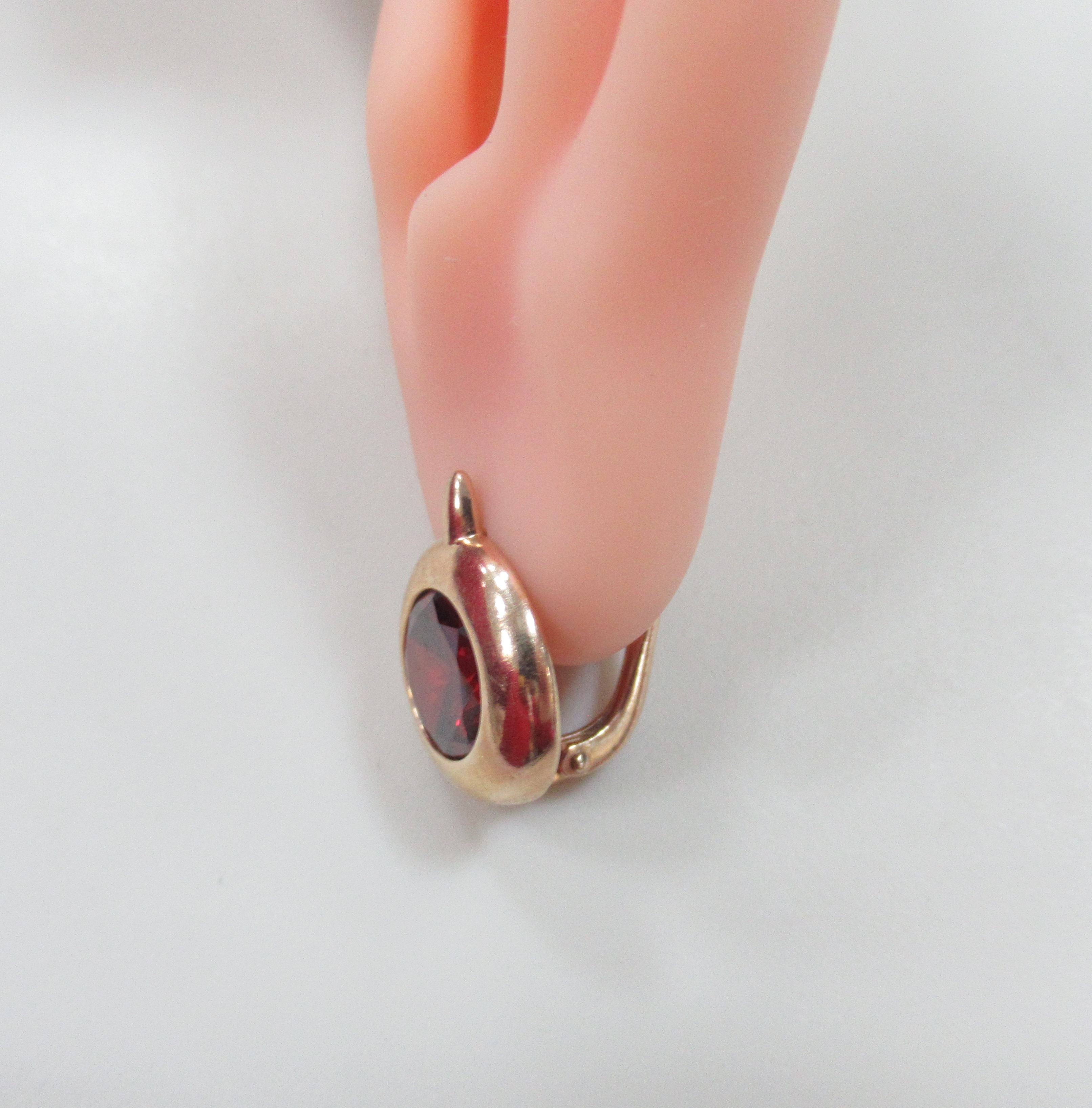 Серебряные серьги 925 пробы; вставки 2 Пл. Кварц цв. гранат;